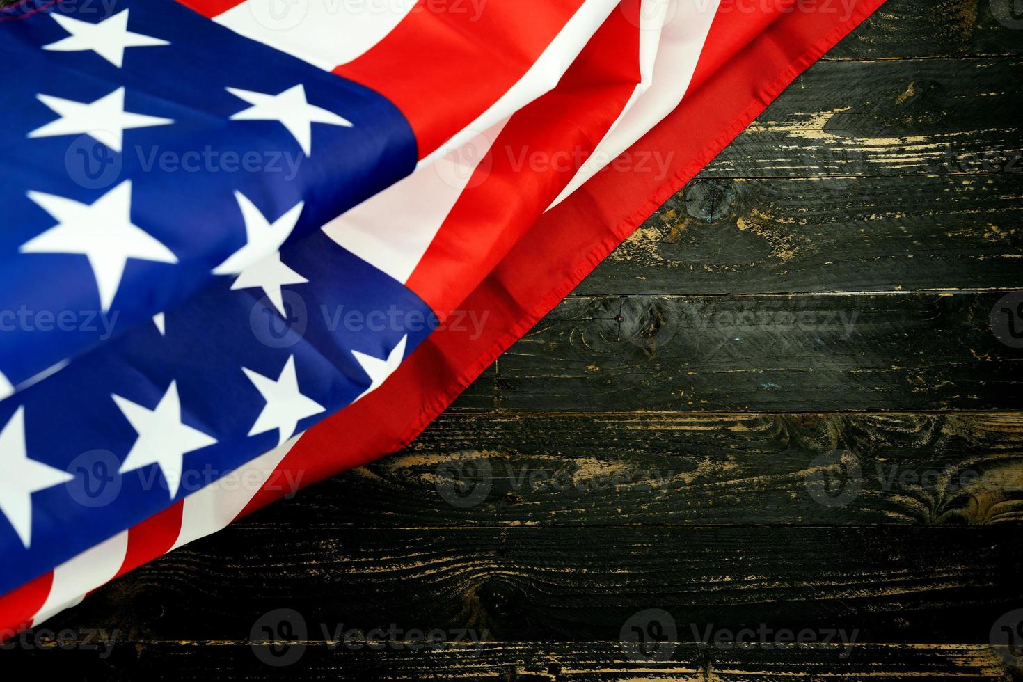 amerikanska flaggor på svart trä bakgrund, bild för 4 juli självständighetsdagen USA flagga på mörk trävägg textur bakgrund. foto