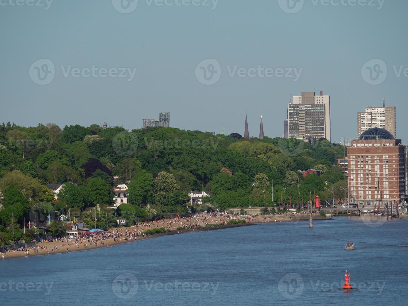 staden hamburg och floden elbe foto