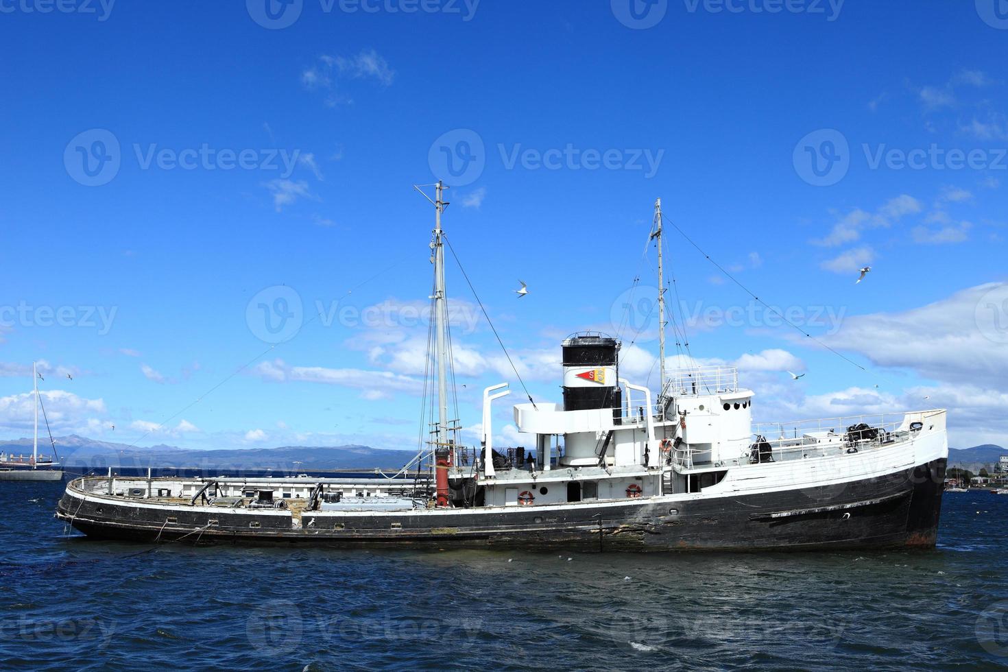 schiffswrack fischkutter i ushuaia argentinien foto