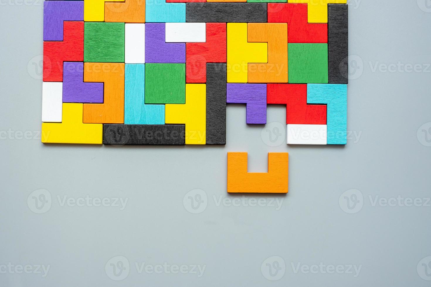 geometrisk form block med färgglada trä pusselbit bakgrund. logiskt tänkande, affärslogik, gåta, beslut, lösningar, rationellt, uppdrag, framgång, mål och strategikoncept foto