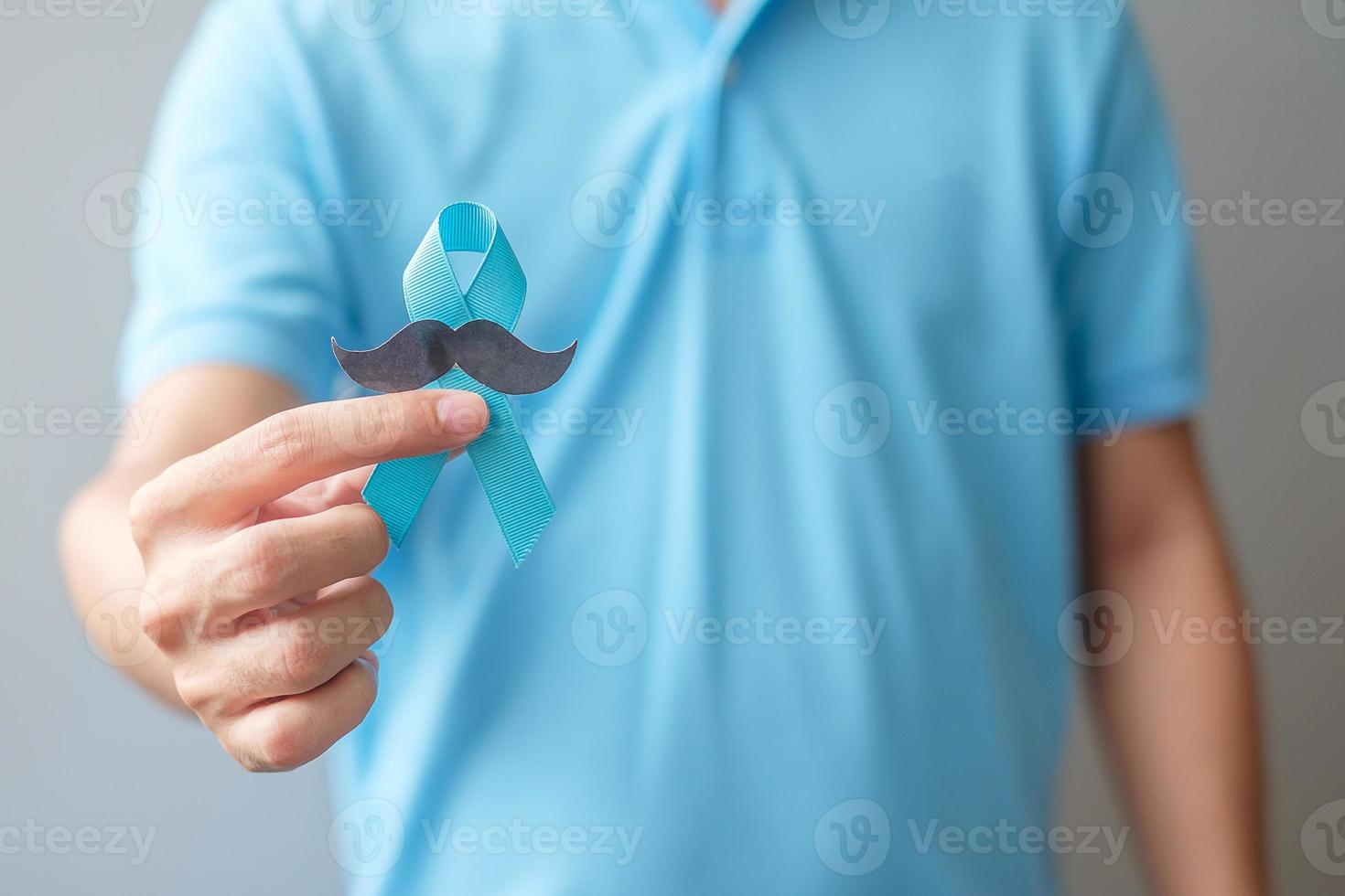 november månad för medvetenhet om prostatacancer, man som håller blått band med mustasch för att stödja människor som lever och sjukdomar. hälso- och sjukvård, internationella män, far och världens cancerdagkoncept foto