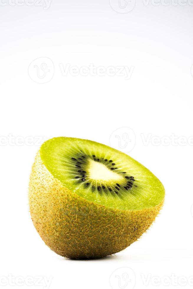 kiwifrukt på vit bakgrund foto