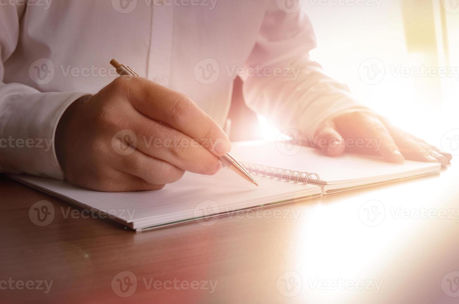 begreppet en affärsman som skriver på en anteckningsbok foto