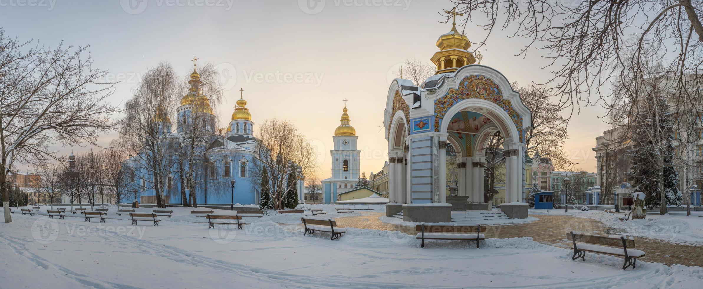 vinter solnedgång utsikt över st. Michaels katedral och utrikesministeriet i kiev, Ukraina foto