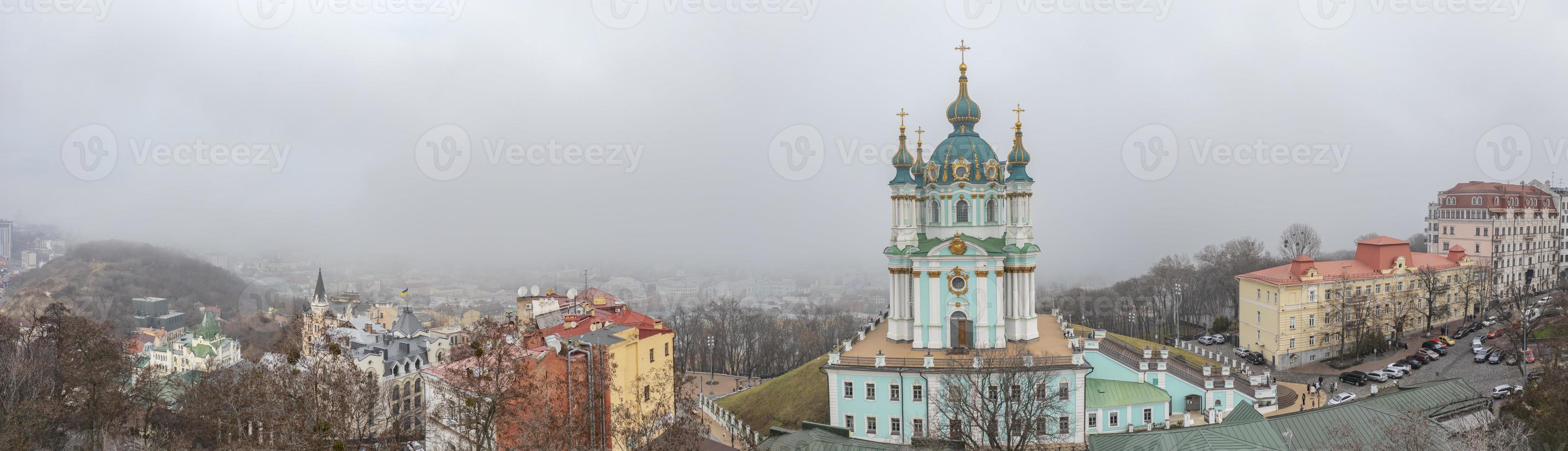 Flygfoto på en dimmig dag vid st. Andrews kyrka, kiev, Ukraina foto