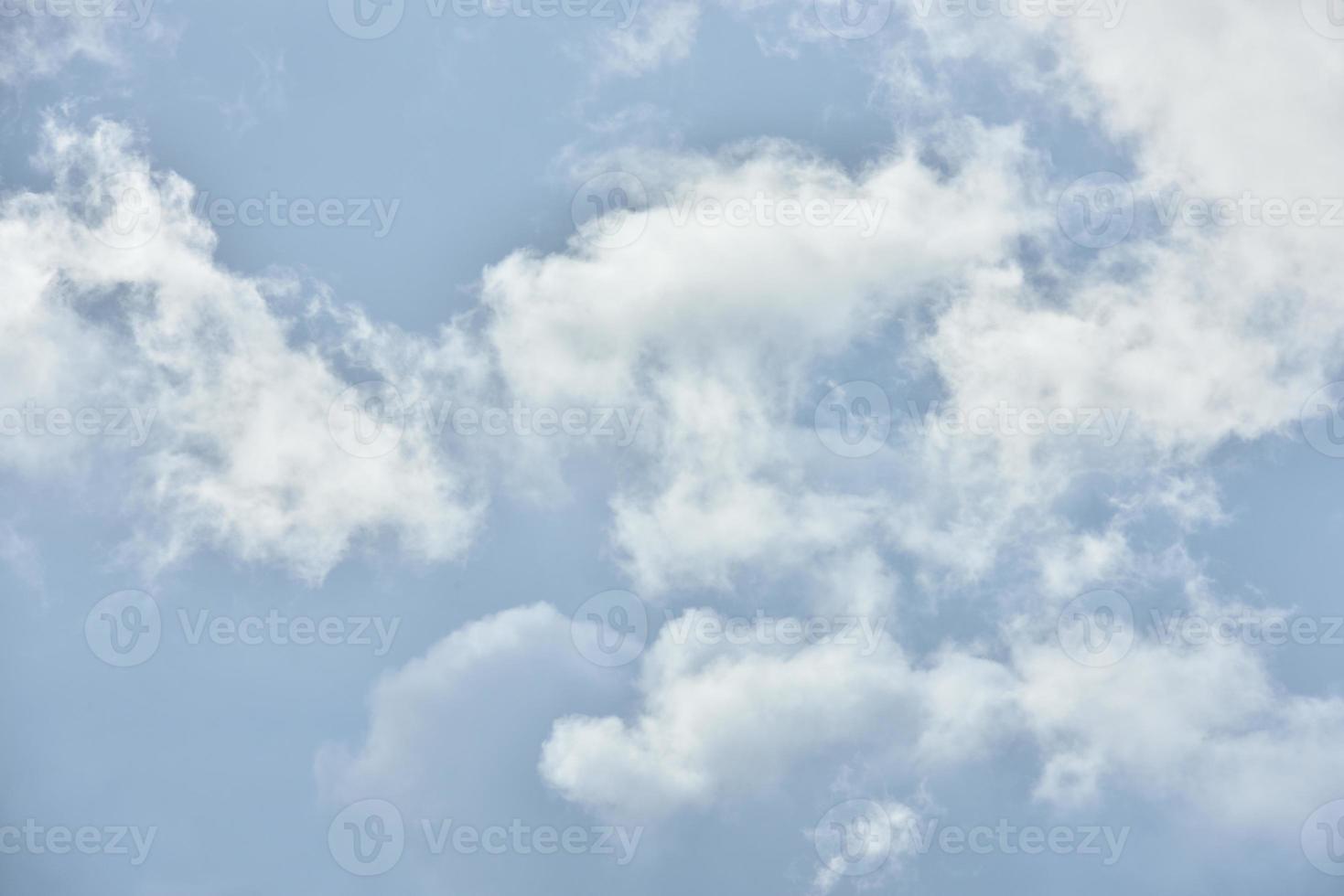 vita moln med ljus himmel foto