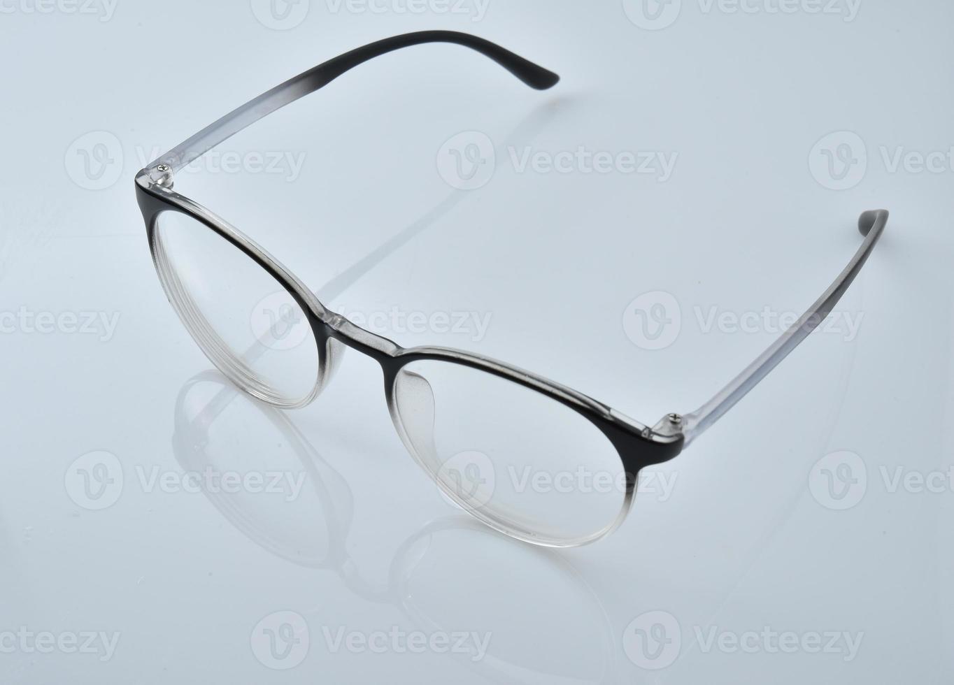 glasögon på en vit bakgrund foto