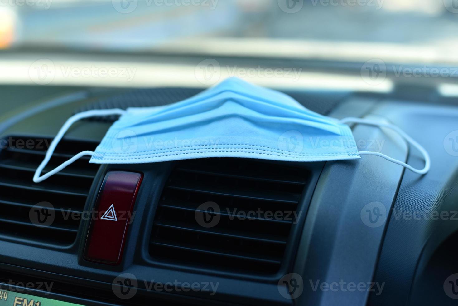skyddande ansiktsmask i bilen foto