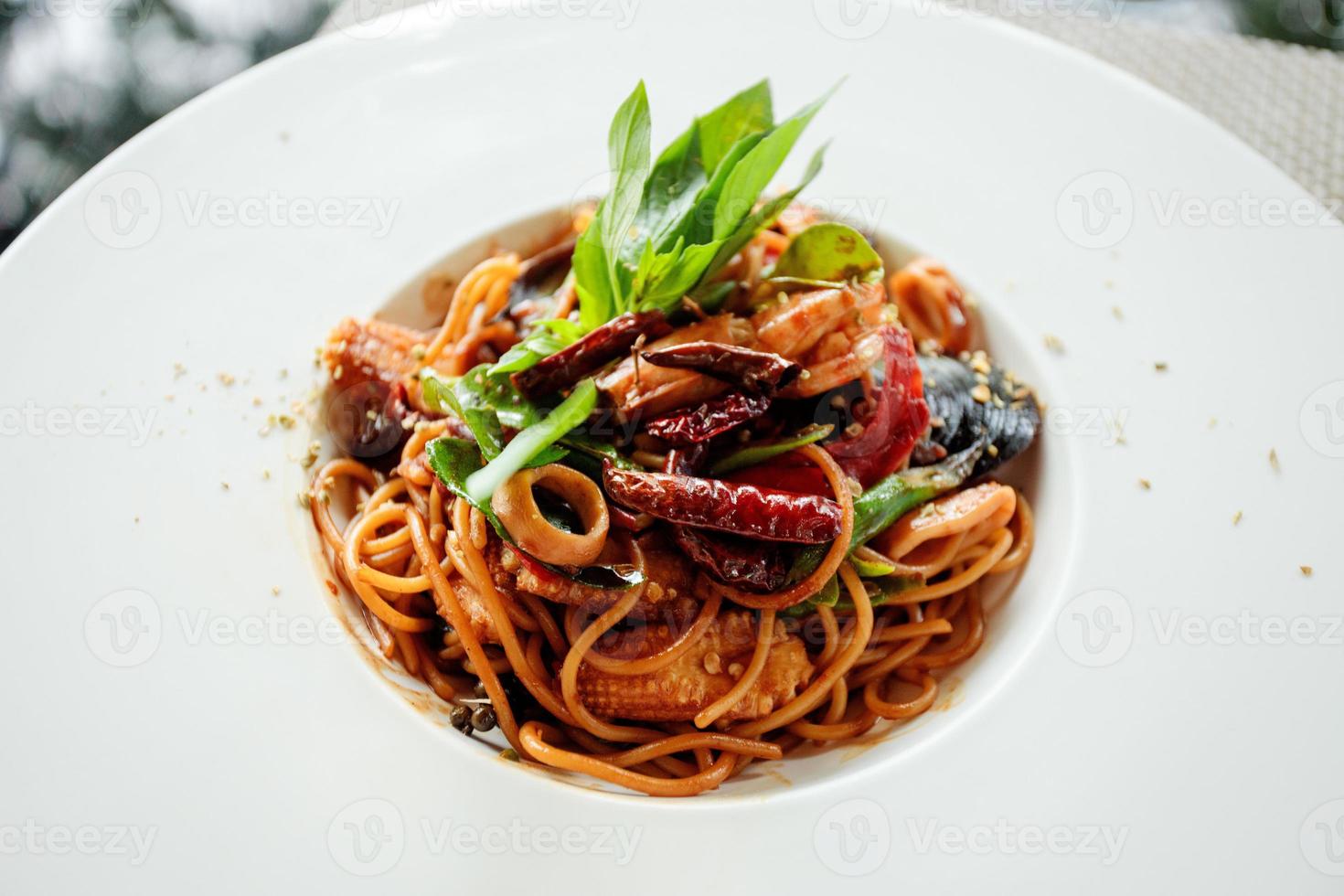 skaldjursspaghetti med chili och basilika foto