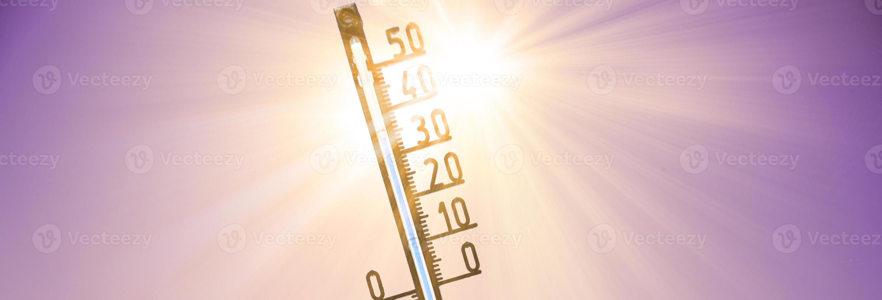 termometer med celsiusskala som visar extremt hög temperatur. foto