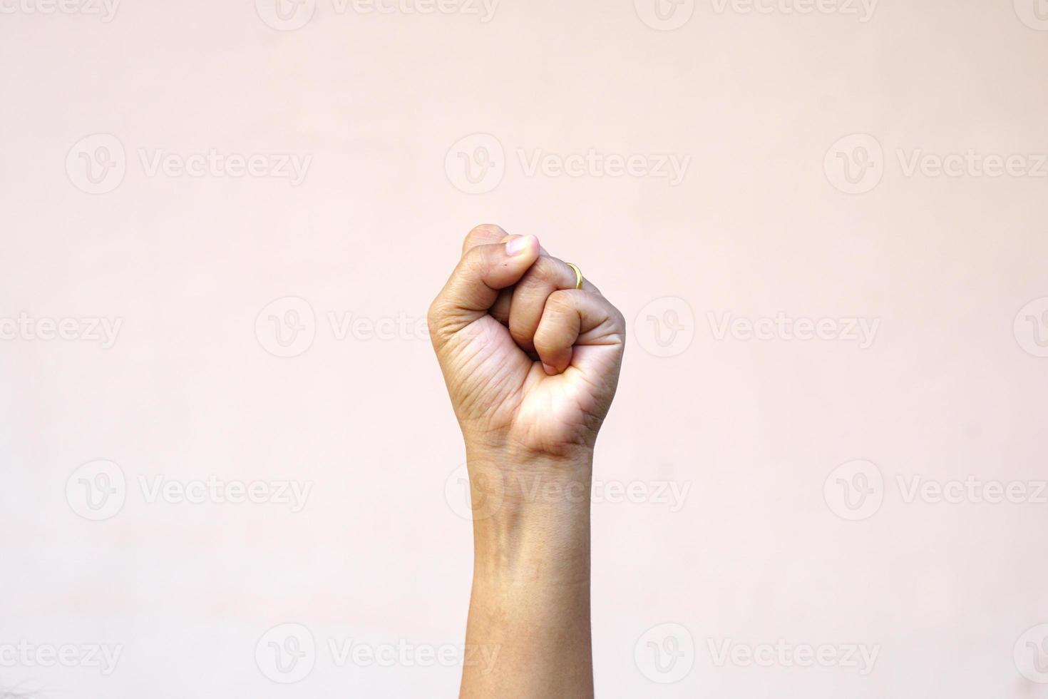 mänsklig hand höjde näven upp toppen med självförtroende foto