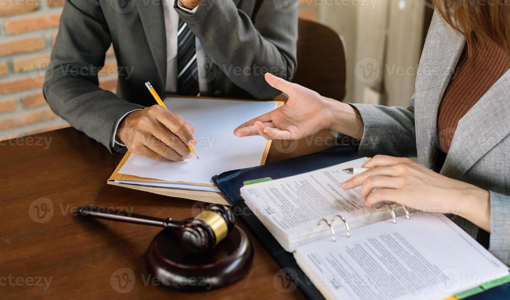 affärsmän och advokater som diskuterar kontraktshandlingar som sitter vid bordet. juridikbegrepp, rådgivning, juridiska tjänster. foto