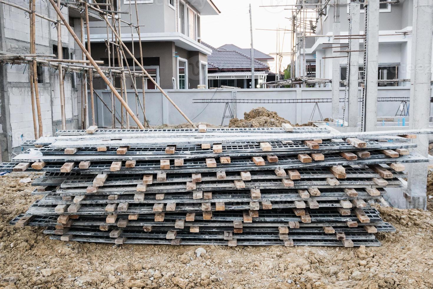 installation av cementformningsramar till nybyggnation av hus på byggarbetsplats, fastighetsutveckling foto