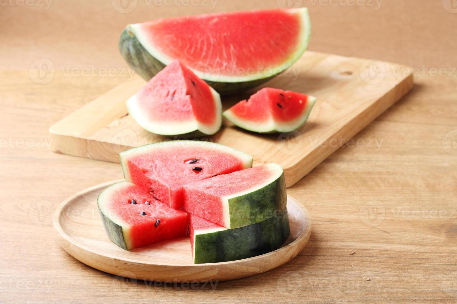 färsk vattenmelon på träbakgrund foto