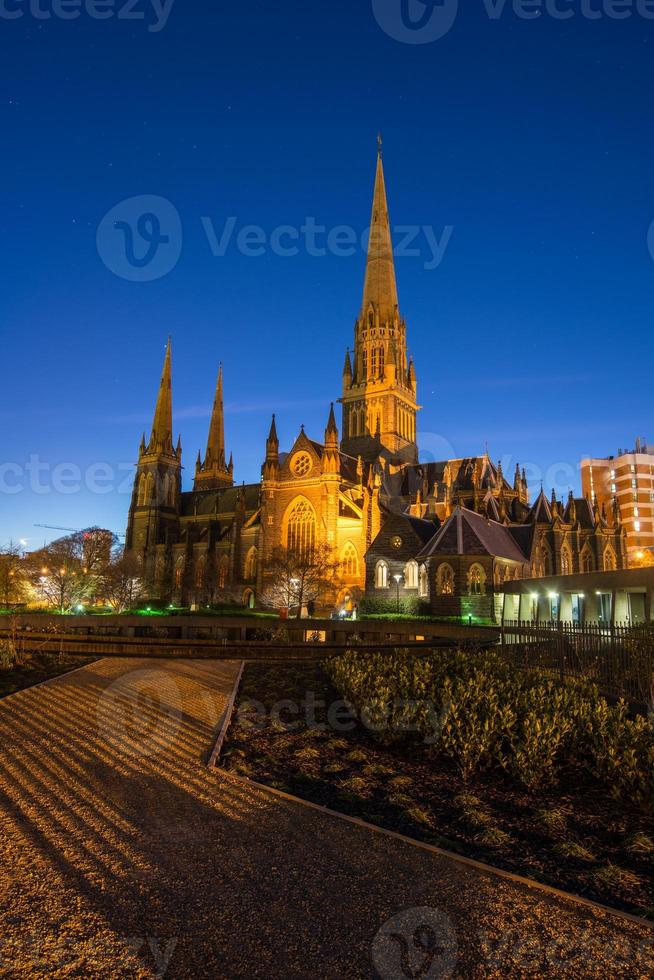 saint patrick cathedral den största kyrkan i melbourne stad i australien på natten. foto