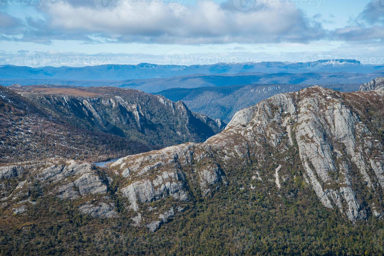 landskapet utsikt över bergsryggen i vaggan bergs nationalpark världsarvsplatserna i tasmanien delstaten australien. foto