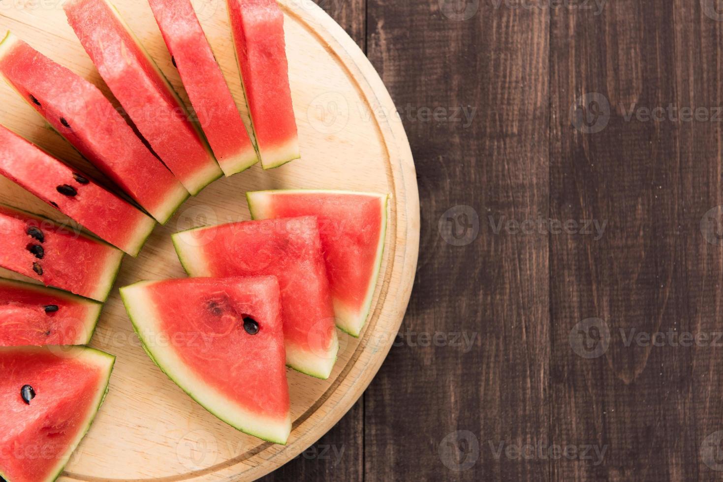 hälsosam skiva vattenmelon på en trä bakgrund foto