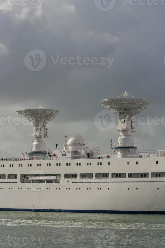 vitt krigsfartyg med radar foto