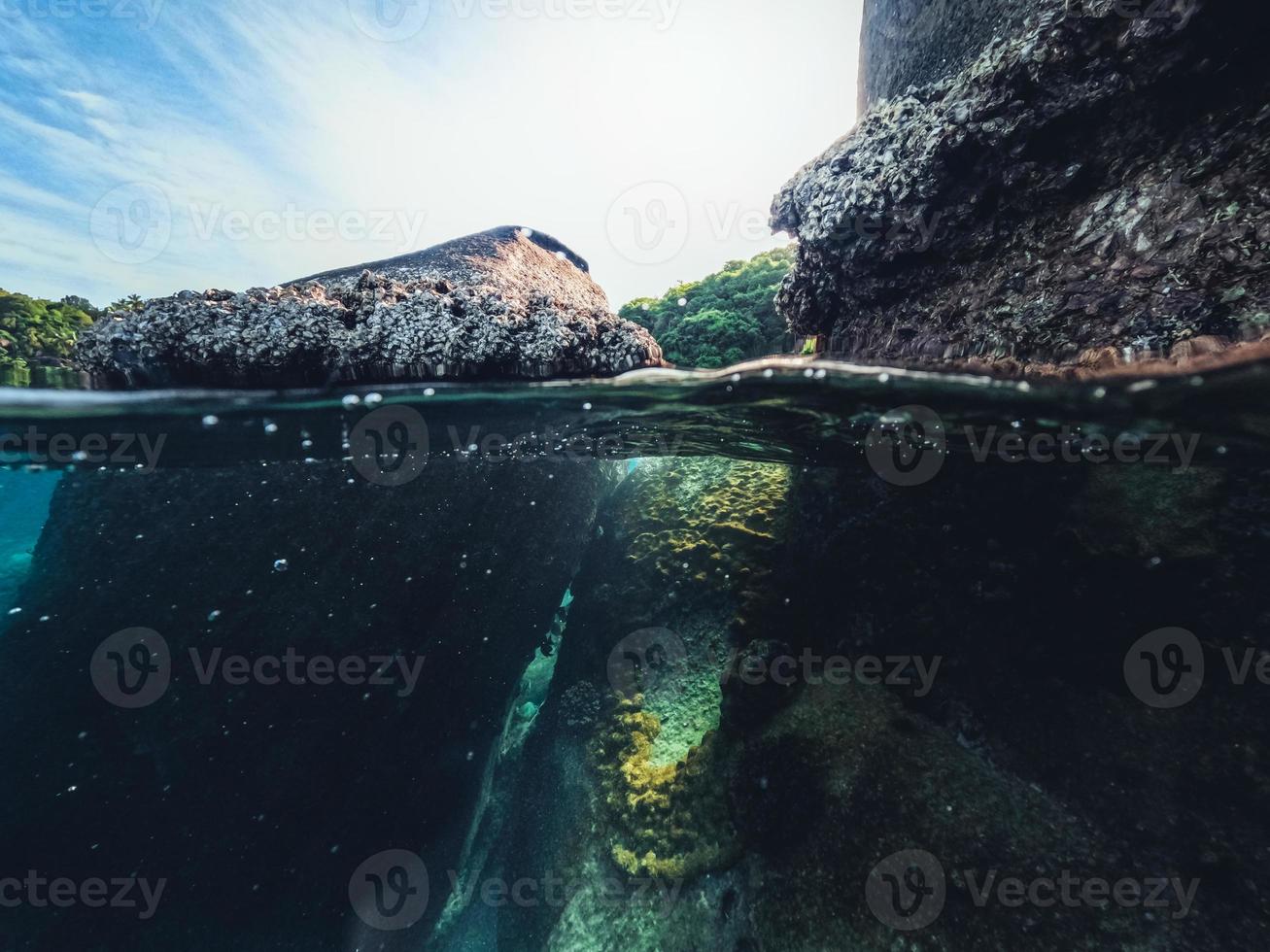 under vattnet vid stranden på ön foto