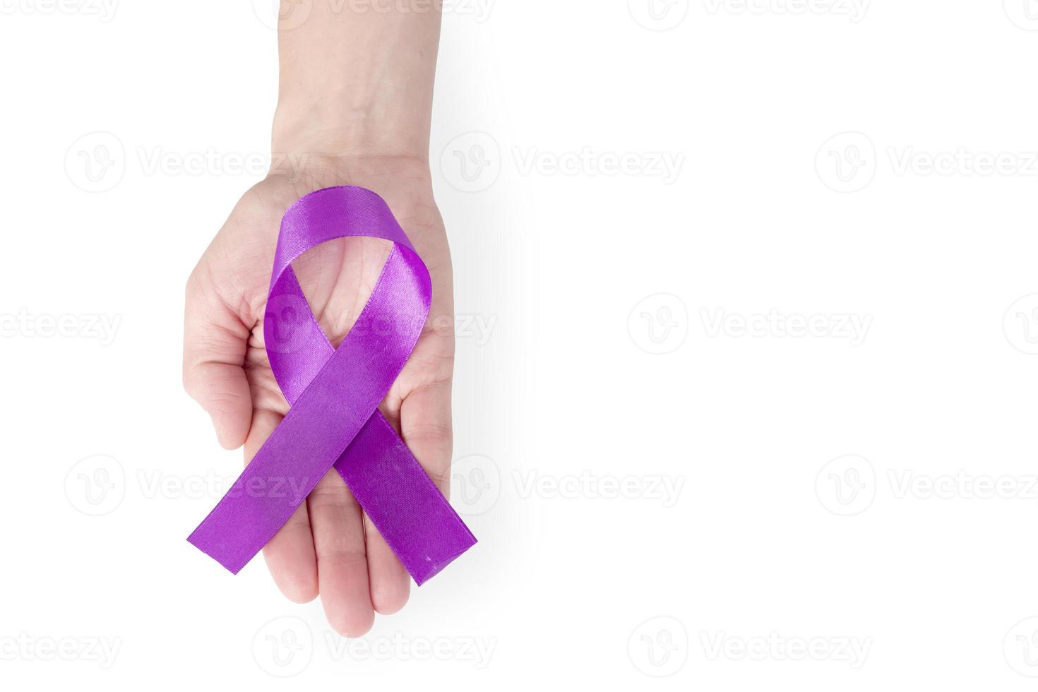 lila satinband på handflatan av en kvinna, isolerad på en vit bakgrund. cancer medvetenhet symbol, epilepsi. kopieringsutrymme. foto