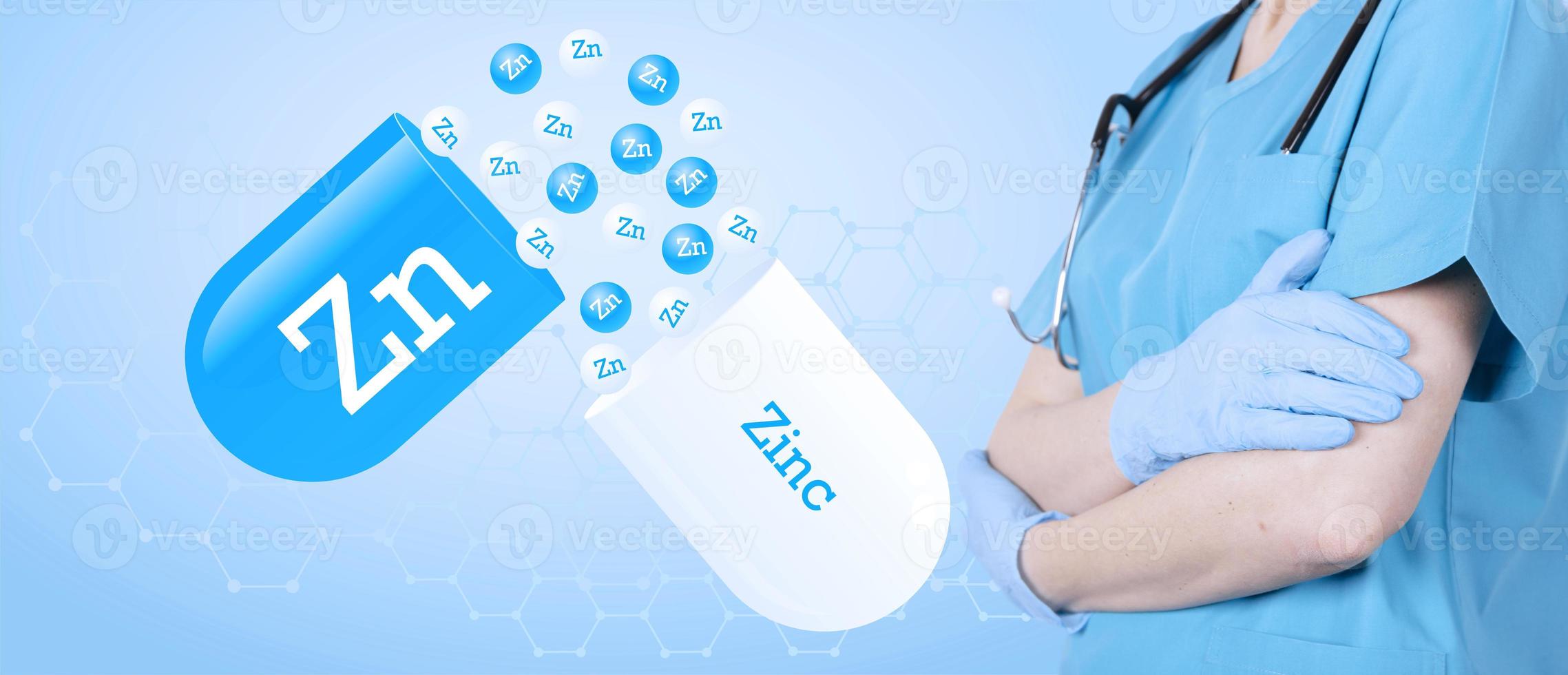zink, zn, medicinsk kapsel på bakgrunden av en läkare i en medicinsk uniform. medicinsk blå bakgrund, informativ affisch. foto