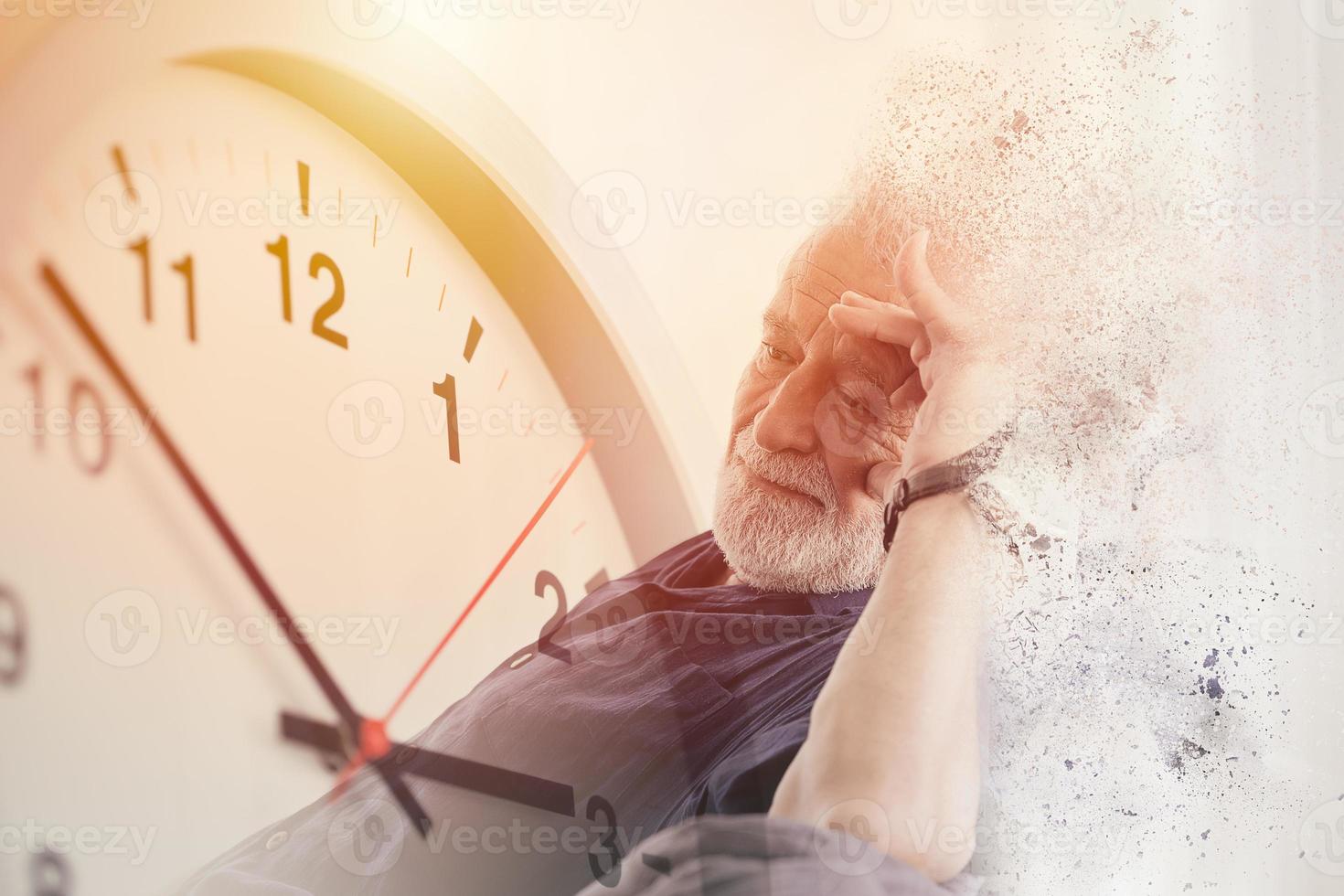 äldre tid nedräkning till Alzheimer och demenssjukdom förlust deras milda minne och familjeliv koncept. foto