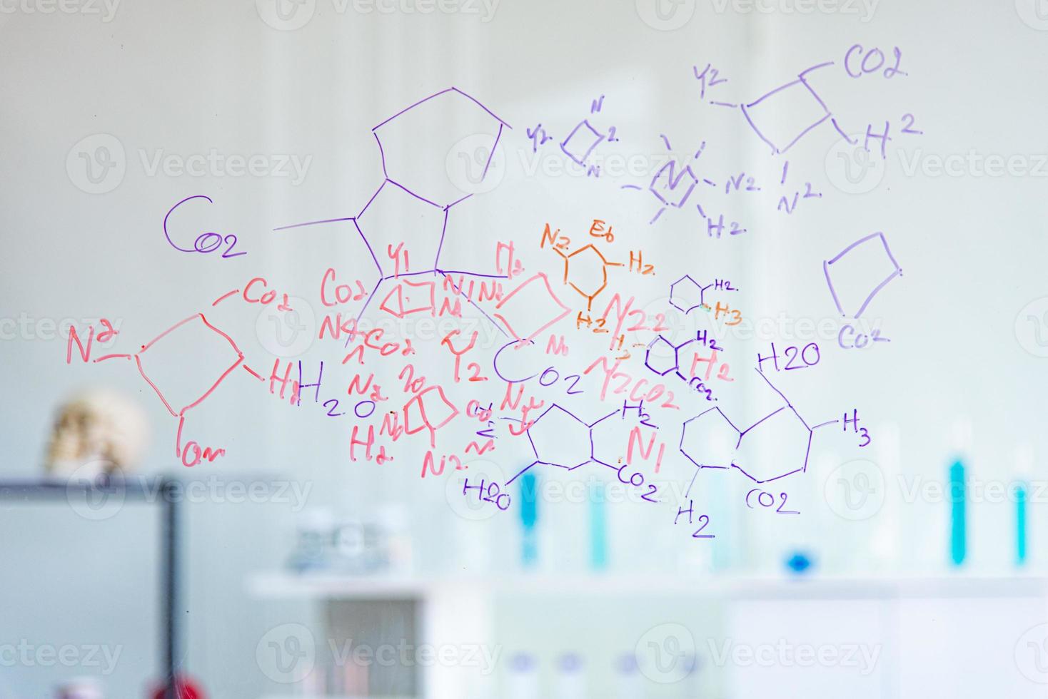 forskarna, kemister, forskare upptäcker den kemiska formeln skriver på whiteboard i laboratoriet. forskaren upptäcker vaccin eller läkemedel för behandlingspatienter infekterade med covid19. foto