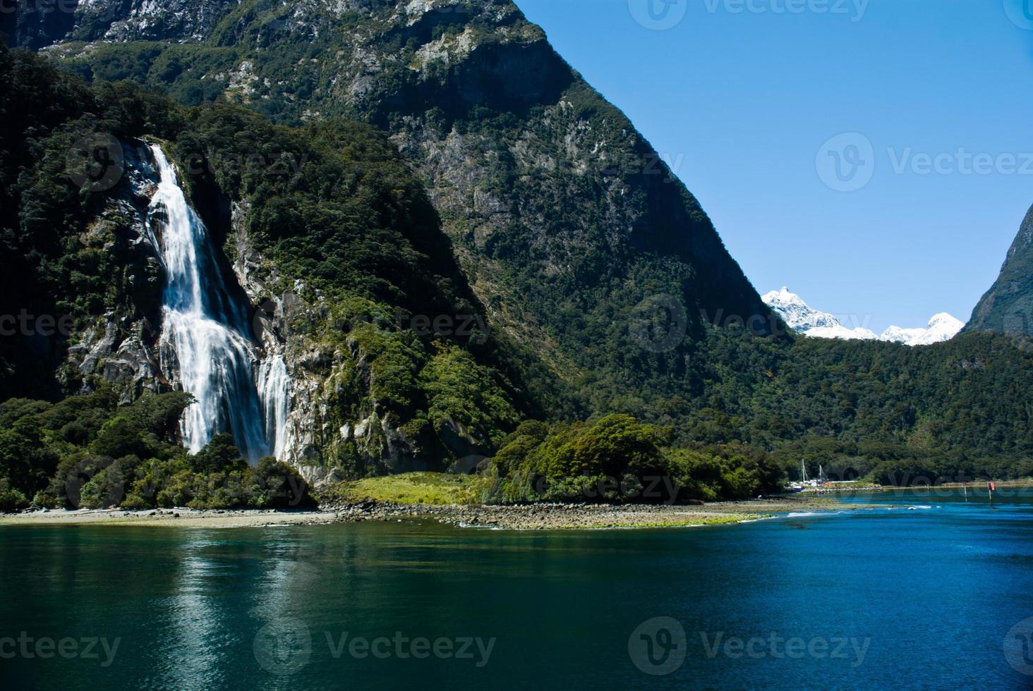 vattenfall med berg havet och bluesky.sceneric utsiktspunkt på Milford Sound, Nya Zeeland foto