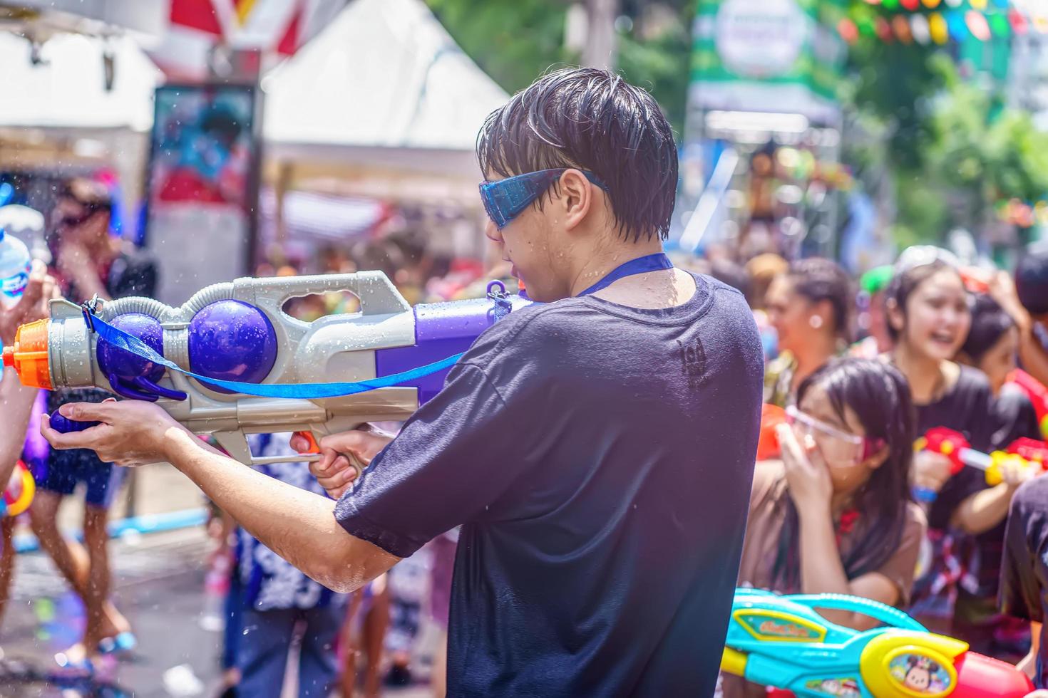 songkran festival eller songkran firas i thailand som den traditionella nyårsdagen från 13 till 15 april. folk blir genomblöta under songkran. foto