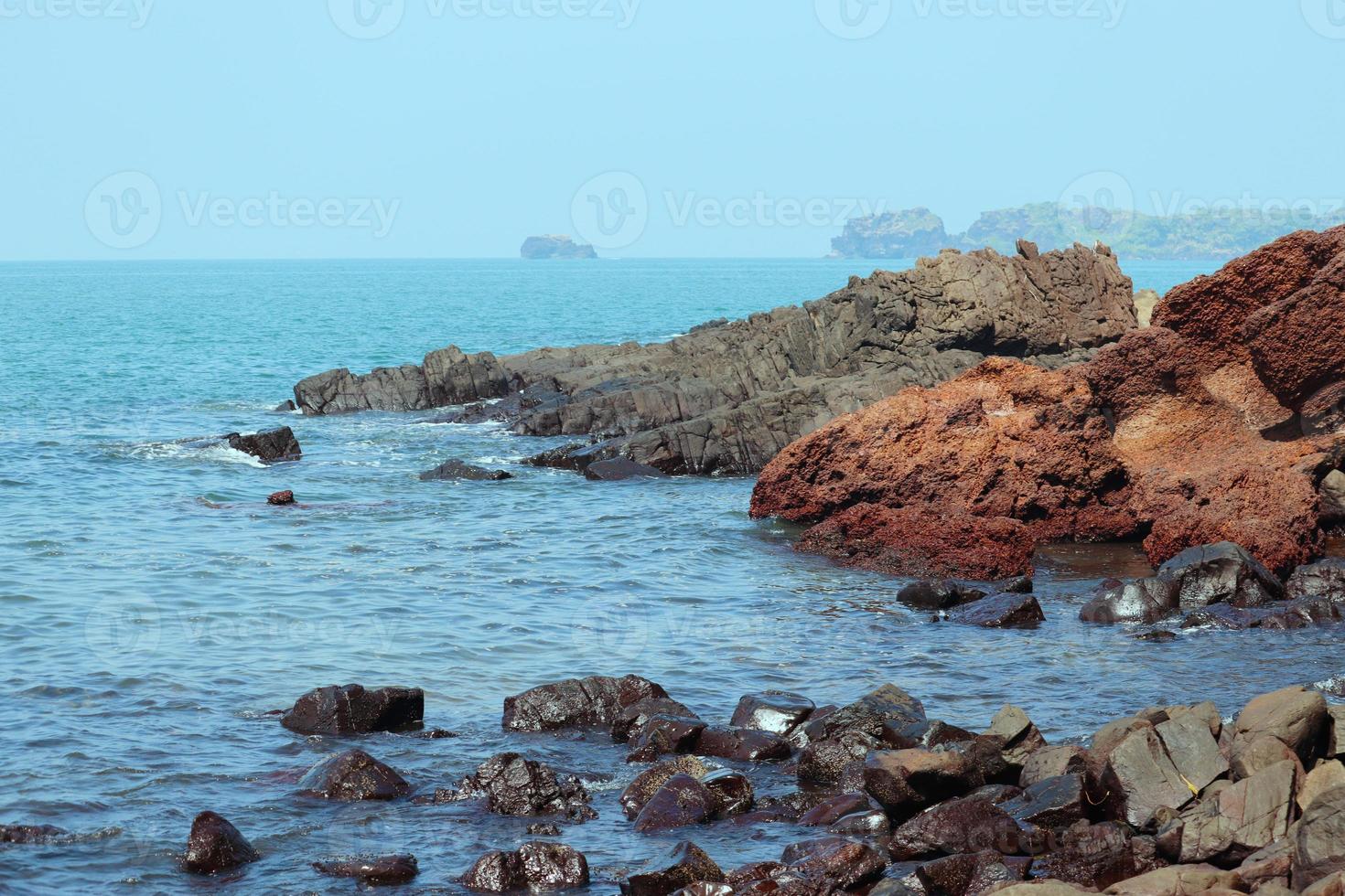 stenar vid stranden foto