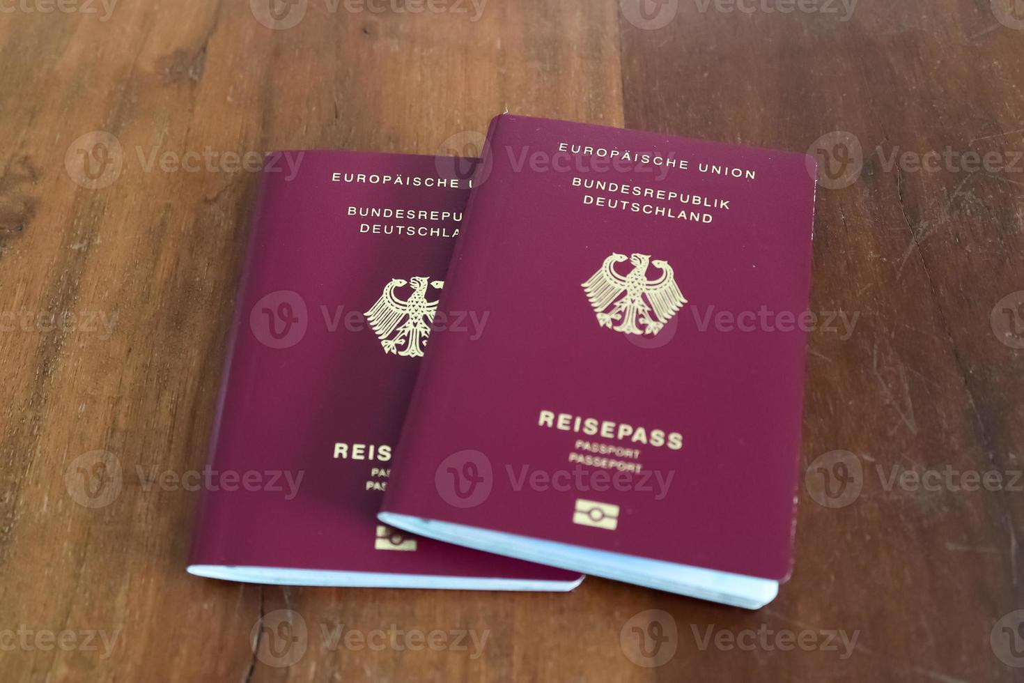 två tyska pass på en träbakgrund för passkontroll. foto