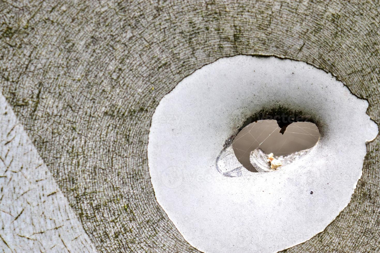 detaljerad närbild av kulhål från pistolskott i en trafikskylt foto