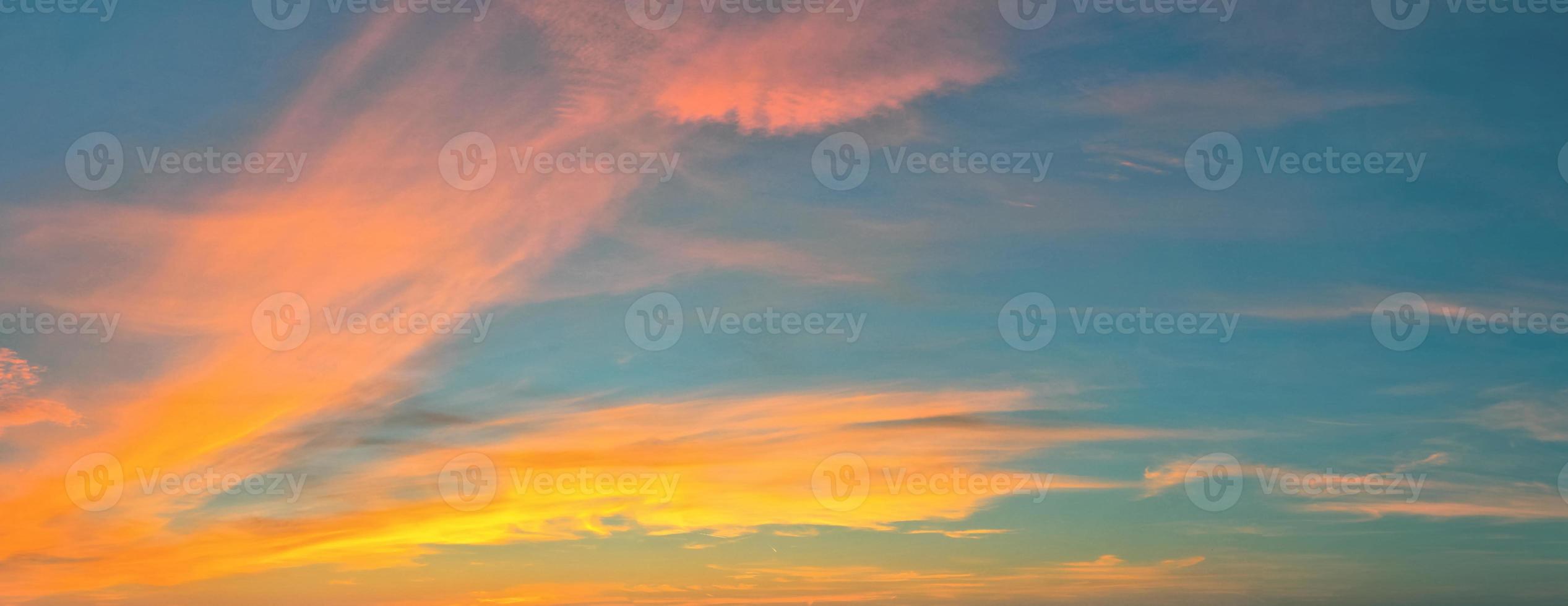 vackert högupplöst panorama av orange och röda solnedgångsmoln på kvällshimlen foto