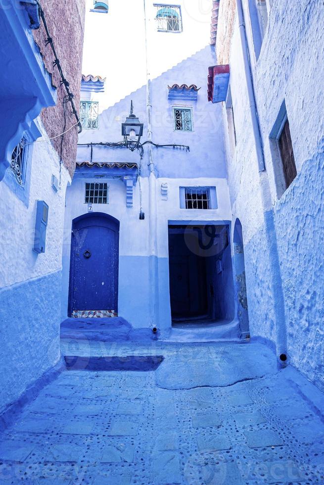 det berömda blåfärgade huset med traditionell struktur på båda sidor av den smala gränden foto