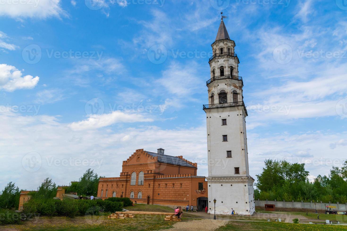nevyanskaya lutande tornet, ett historiskt monument från 1700-talet foto