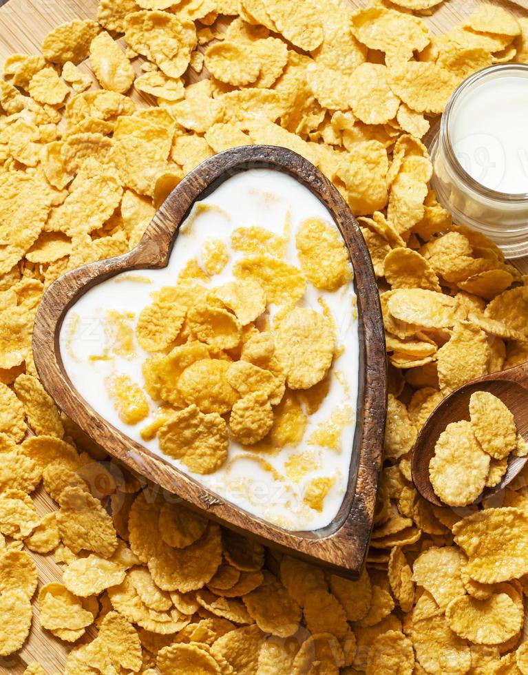 hälsosam frukost: cornflakes med mjölk i en träskål foto