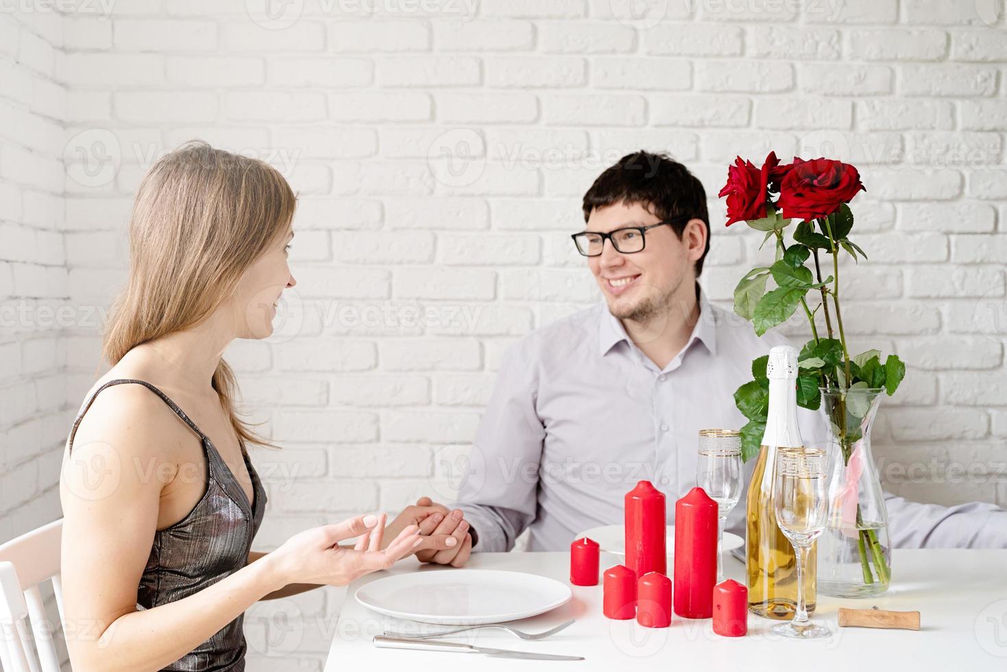 romantisk dejt. förälskade par har en romantisk dejt hemma och spenderar tid tillsammans foto