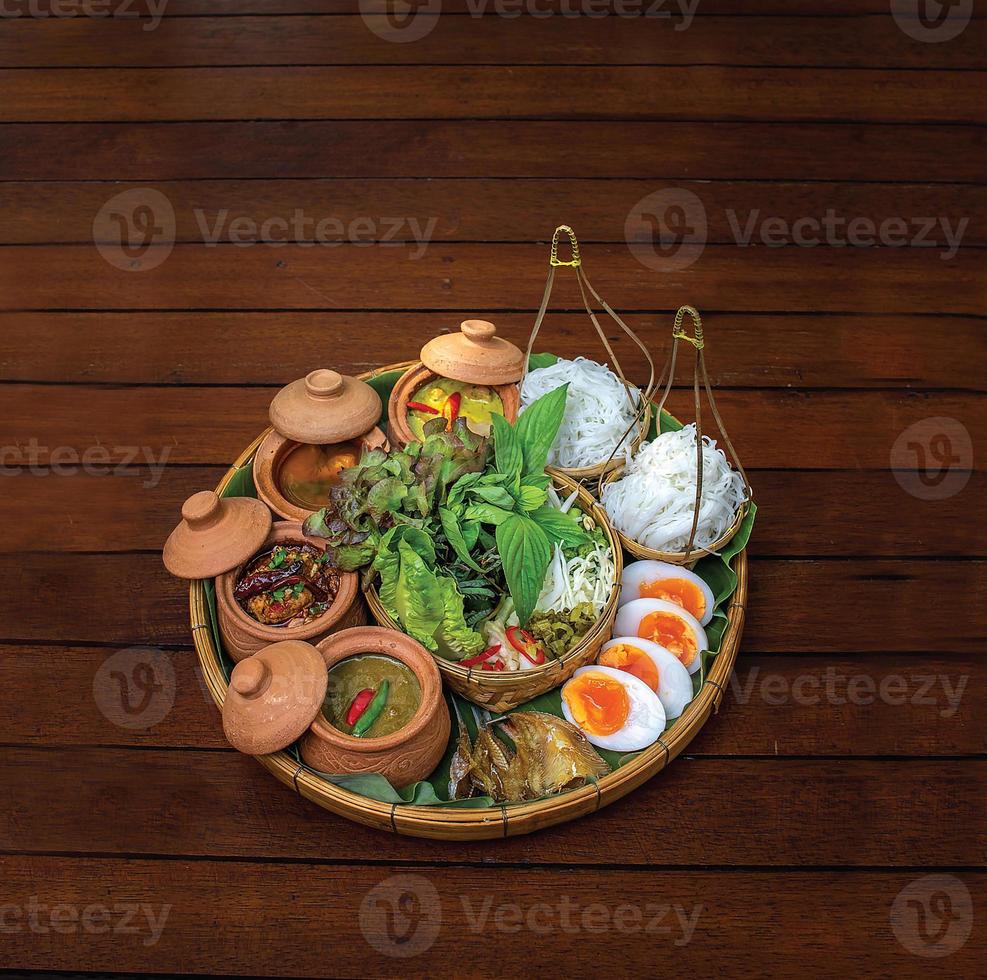 risnudlar i fyra currysås med grönsaker foto