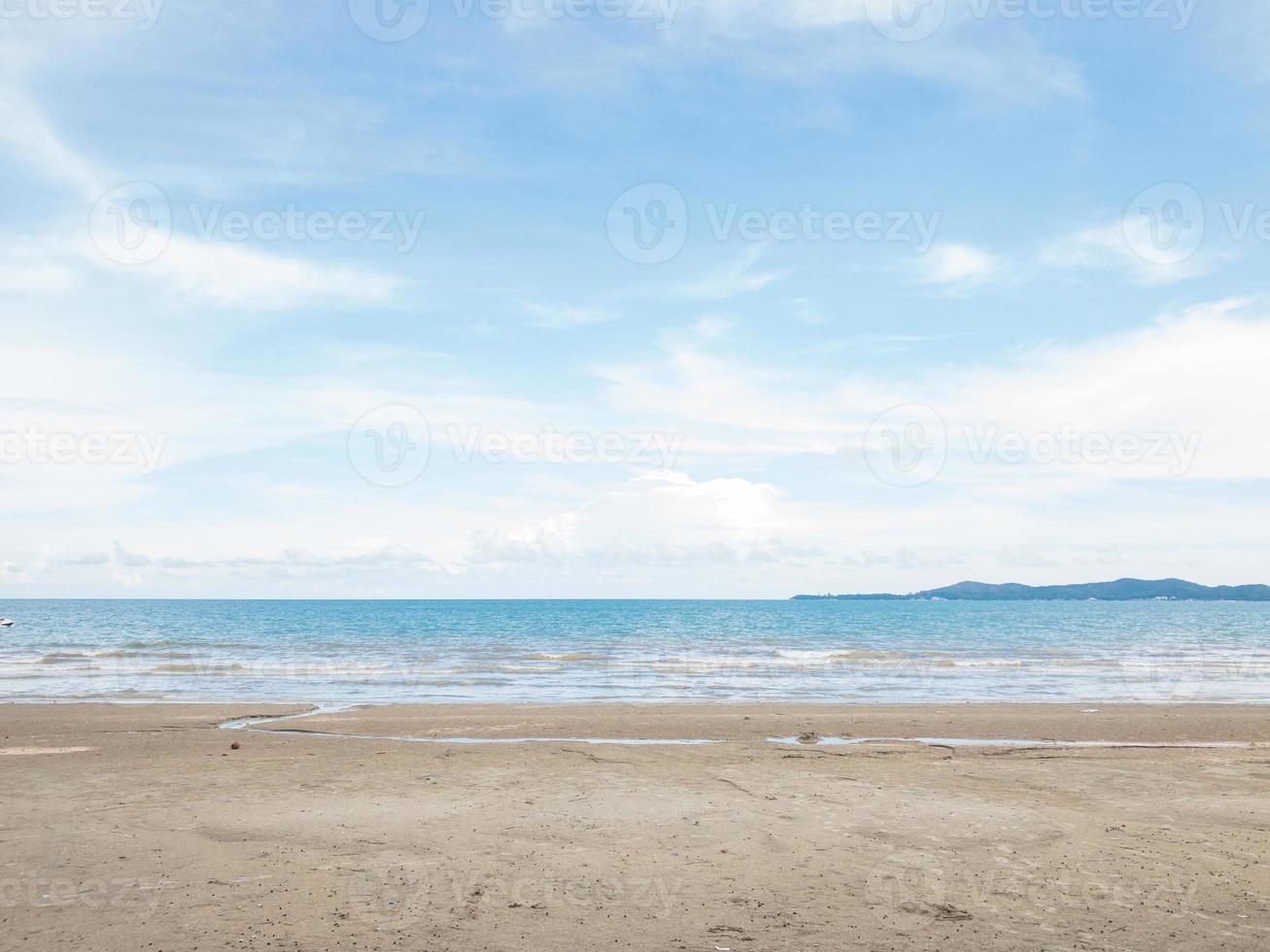 sandstränder och hav med mjuka vita moln, blå himmel, thailands sommarstränder. foto