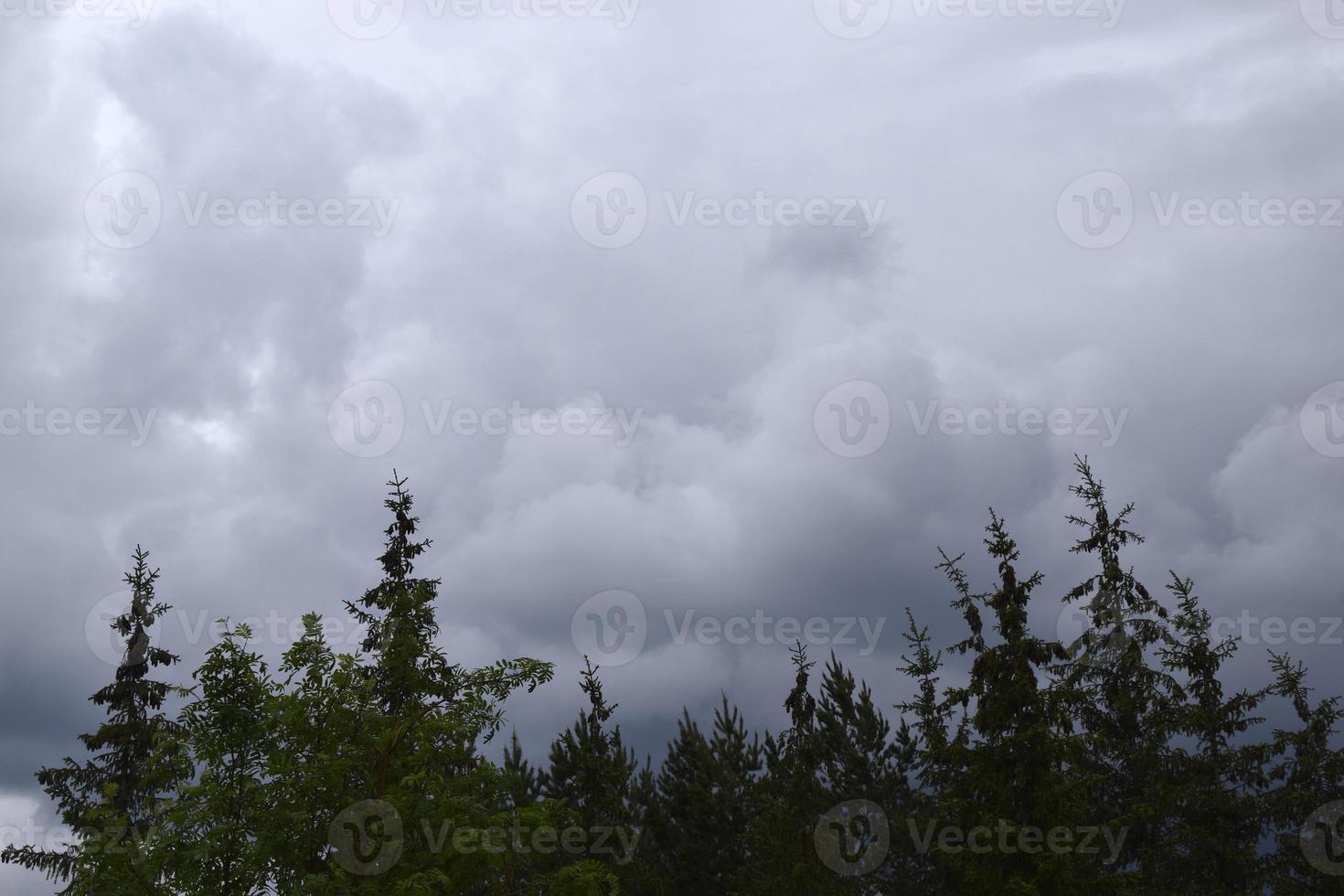 tunga åskblå moln med regn och storm foto