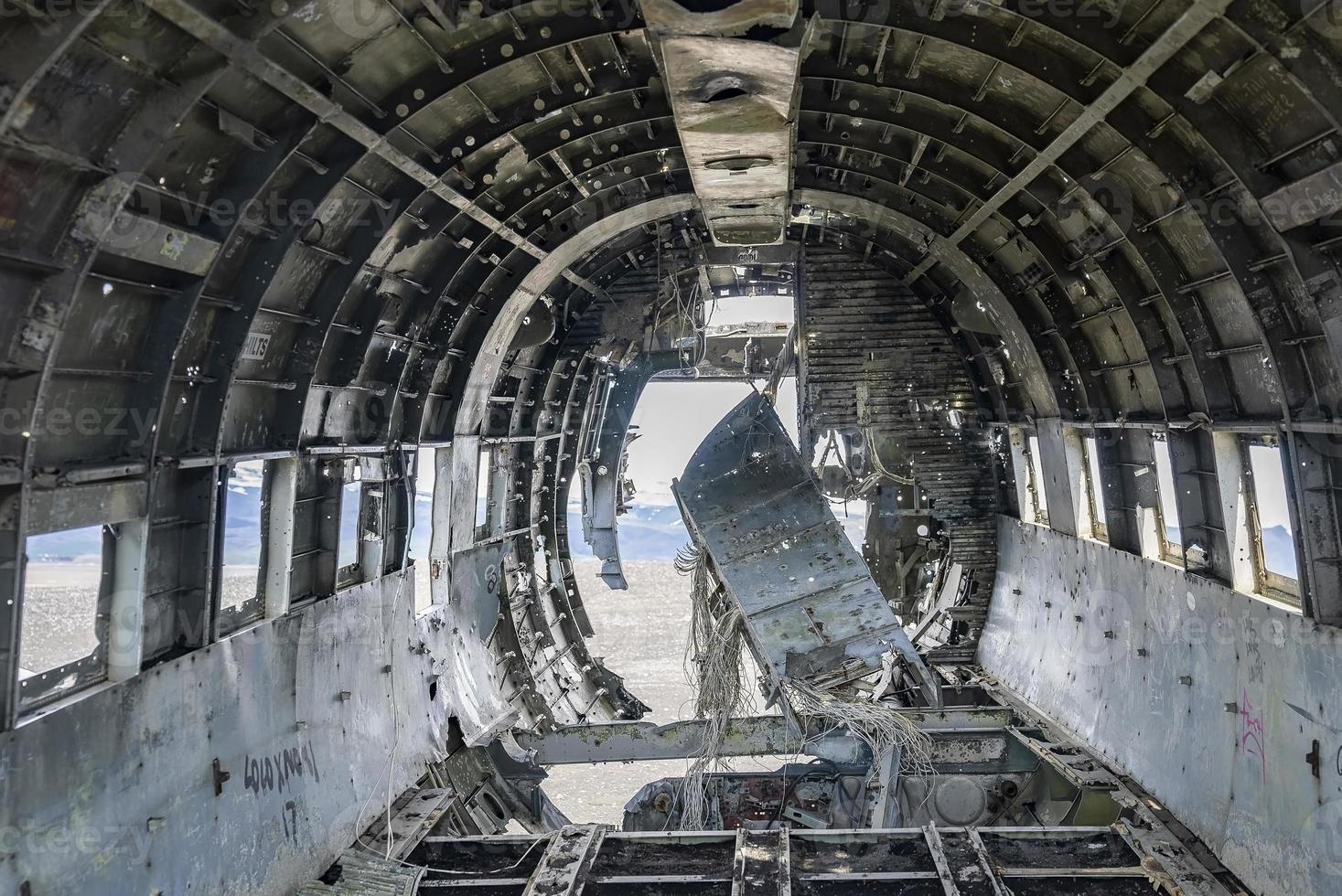 interiör av skadat militärflygplansvrak på svart sandstrand i Solheimasandur foto