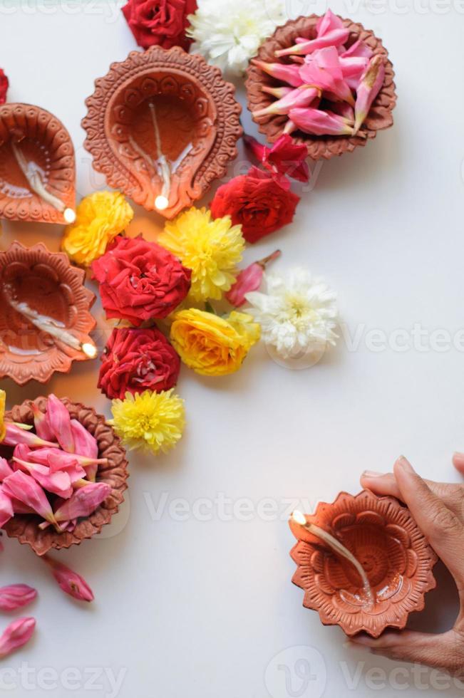 färgglada lera diya lampor tänd under diwali firande foto