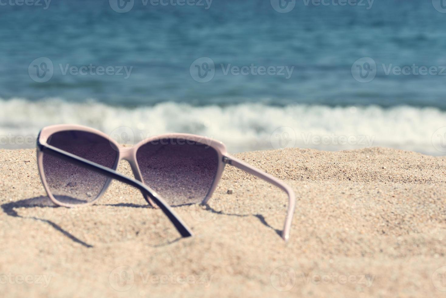 glasögon på stranden sanden foto