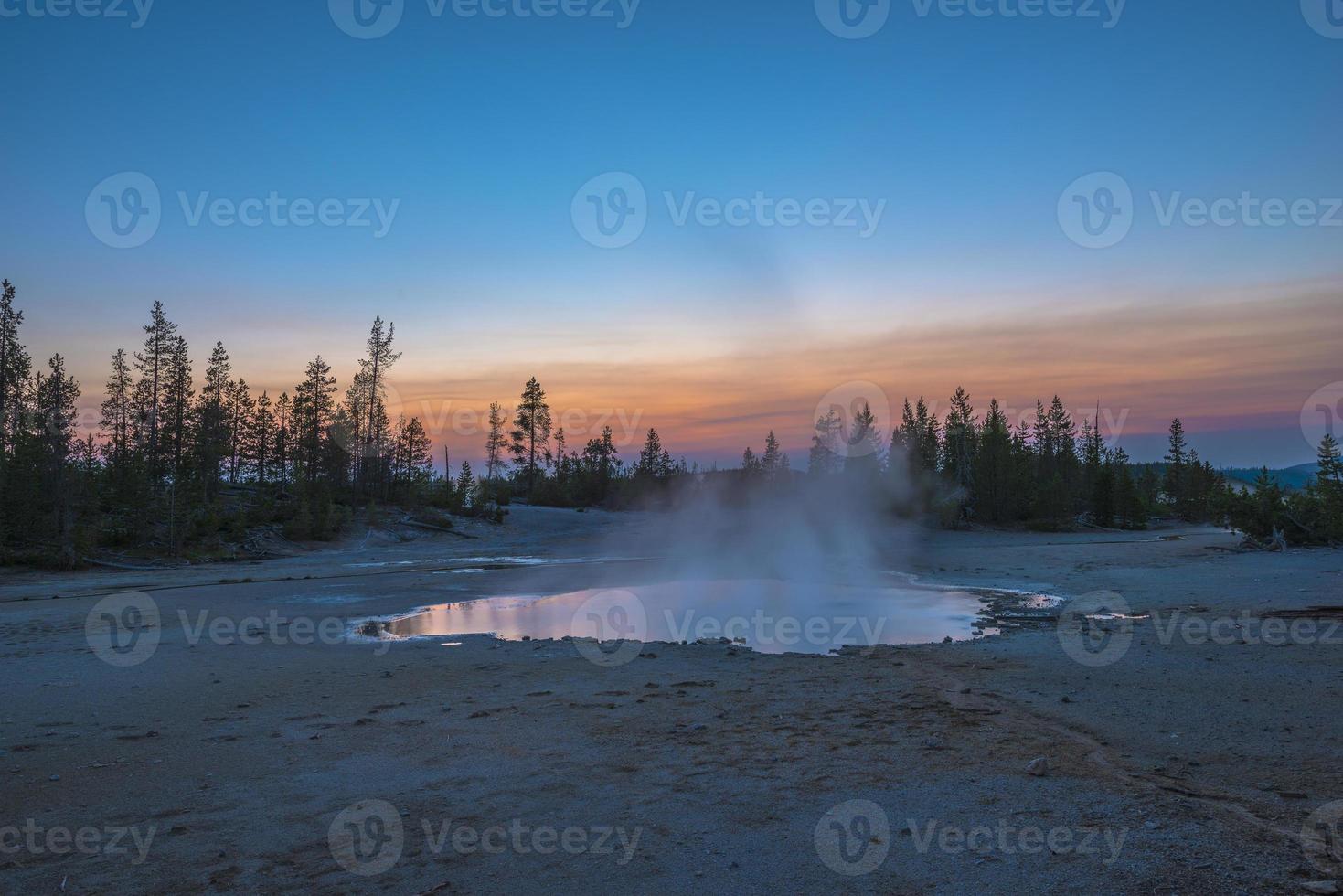 norris geyserbassäng efter solnedgång foto