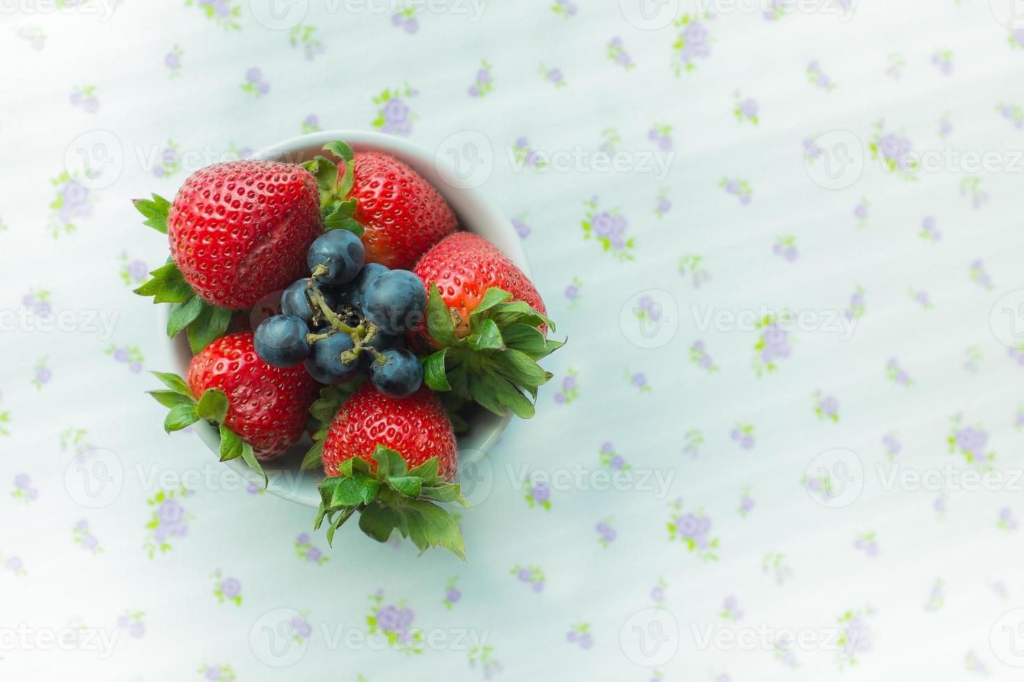 jordgubbar och blåbär i en skål foto