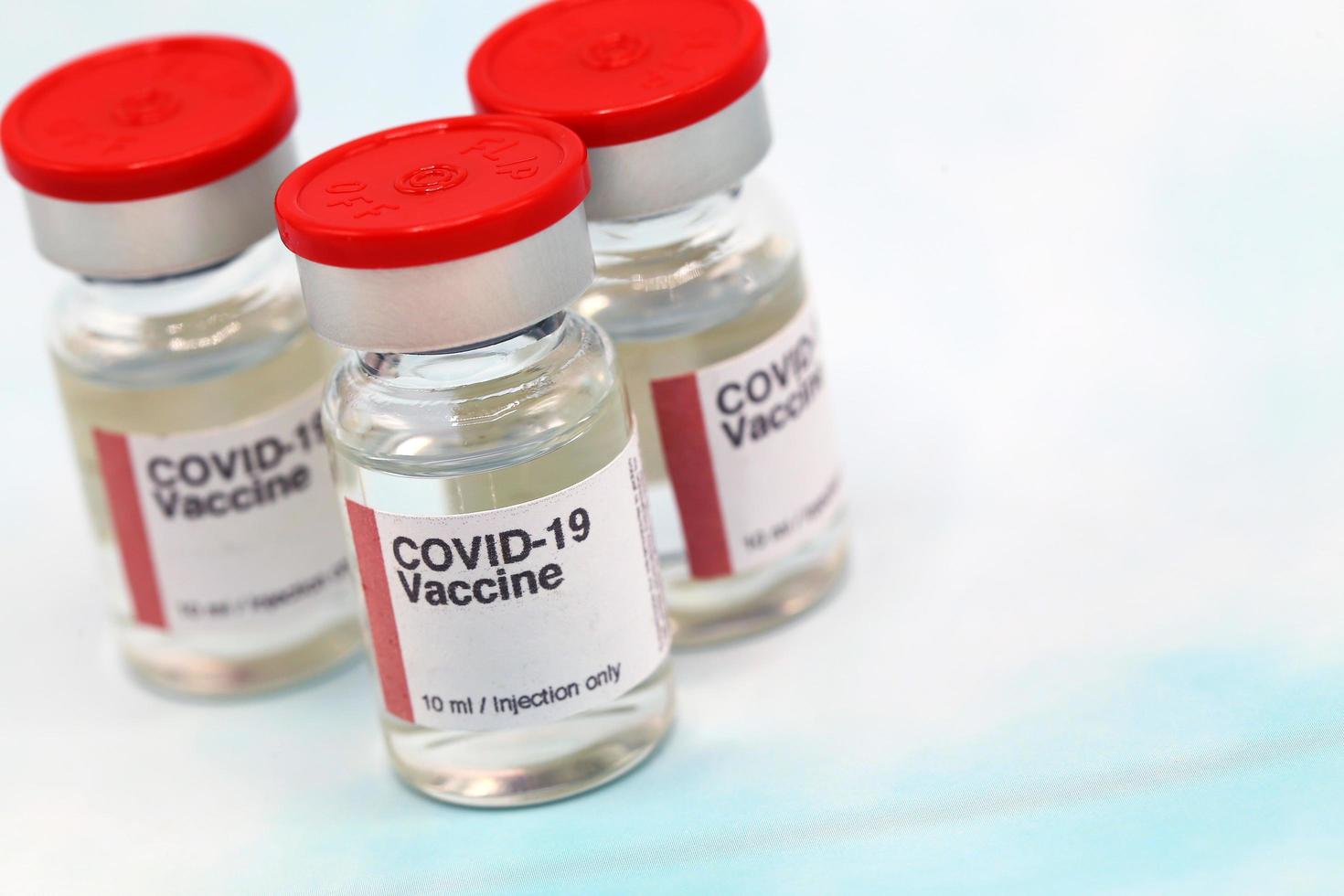 ampuller med covid-19 coronavirus vaccin, sars-cov-2 pandemi har kopia utrymme foto