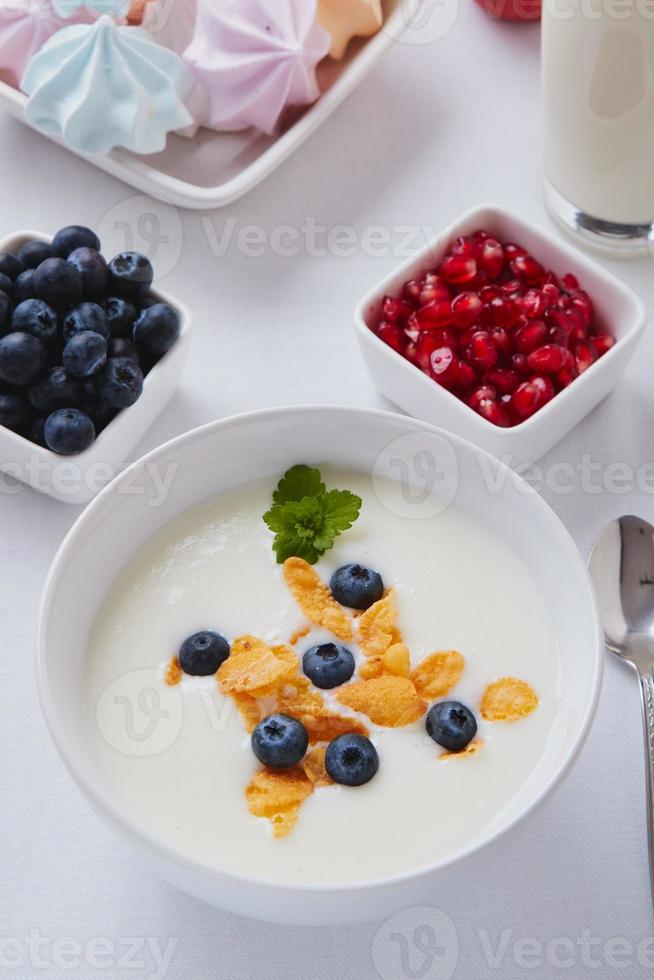 yoghurt med spannmål och blåbär foto