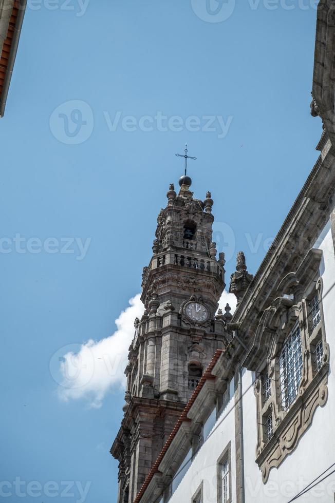 clerigos torn landmärke i porto, portugal sommaren 2022. foto