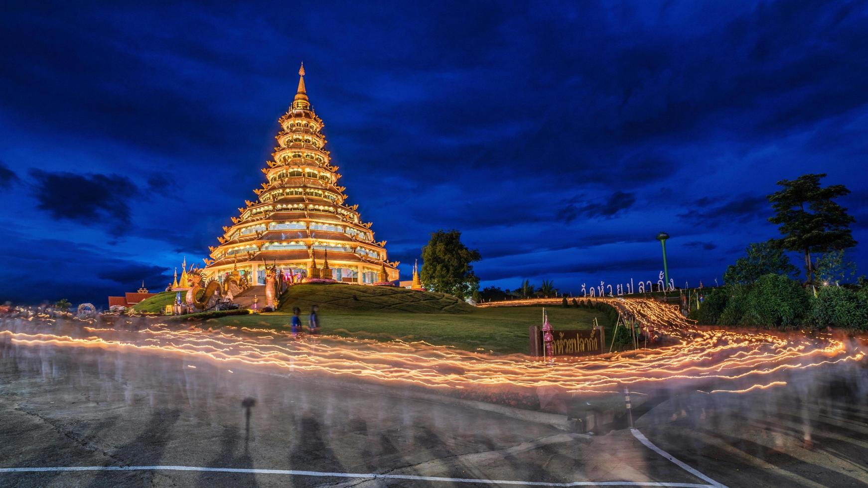 ljus tänds vid huay pla kung-templet. foto