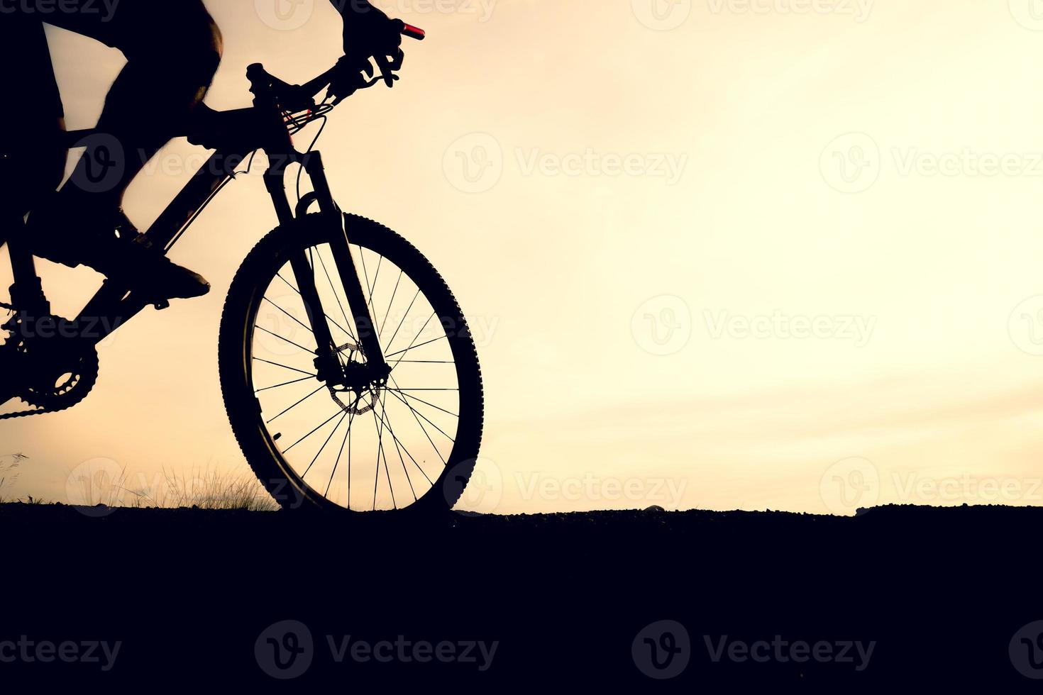 silhuetter av mountainbikes och cyklister på kvällen glatt. resor och fitness koncept foto